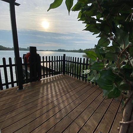 Lodge On The Lake At Lakeside Holiday Park チチェスター エクステリア 写真
