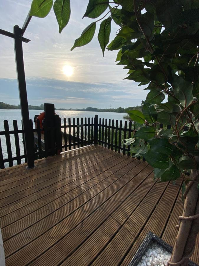 Lodge On The Lake At Lakeside Holiday Park チチェスター エクステリア 写真