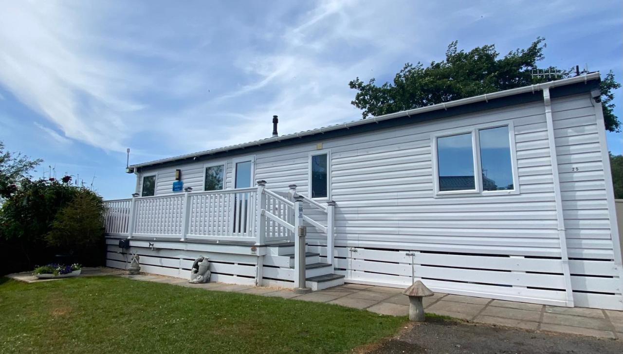 Lodge On The Lake At Lakeside Holiday Park チチェスター エクステリア 写真