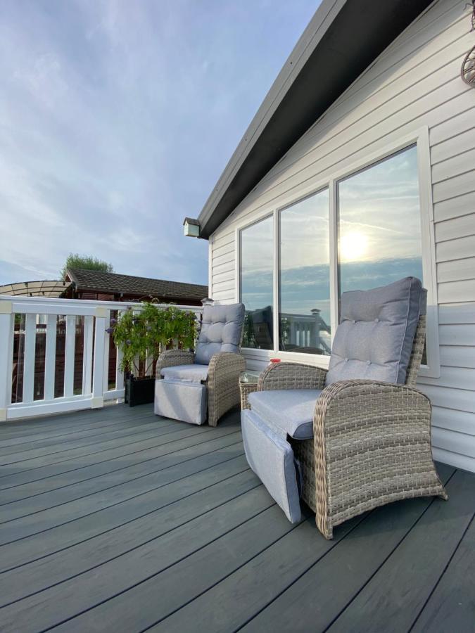 Lodge On The Lake At Lakeside Holiday Park チチェスター エクステリア 写真