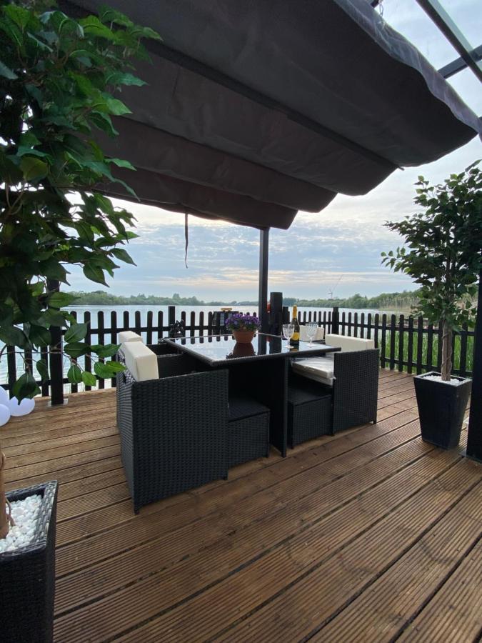 Lodge On The Lake At Lakeside Holiday Park チチェスター エクステリア 写真