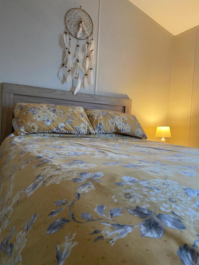 Lodge On The Lake At Lakeside Holiday Park チチェスター エクステリア 写真