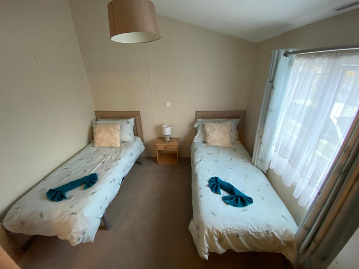Lodge On The Lake At Lakeside Holiday Park チチェスター エクステリア 写真