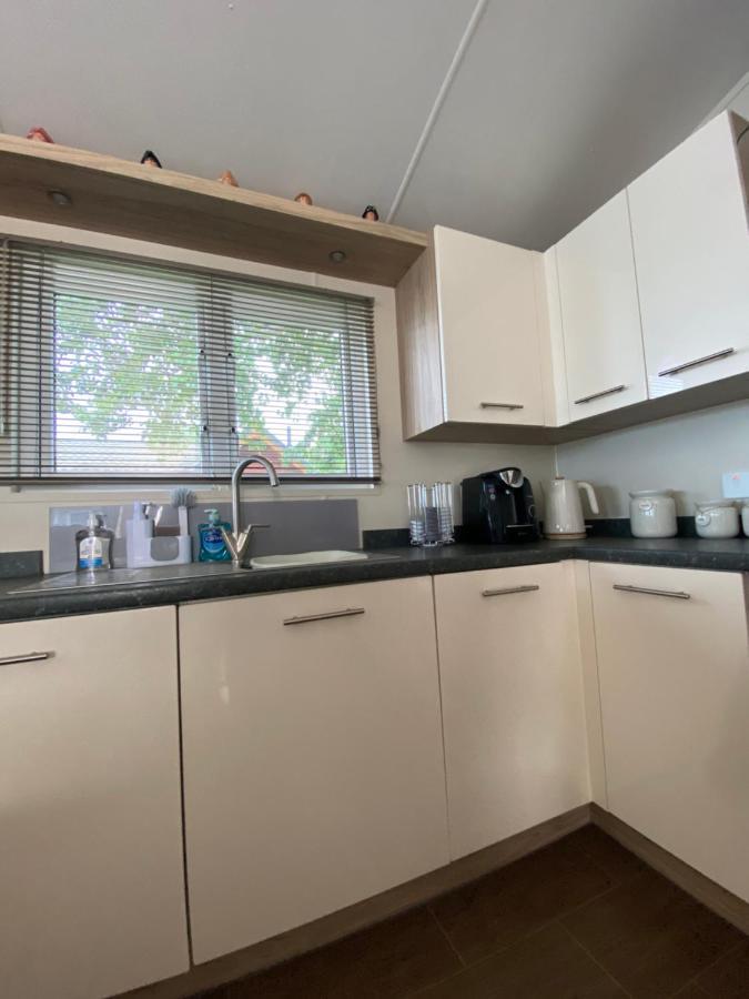 Lodge On The Lake At Lakeside Holiday Park チチェスター エクステリア 写真