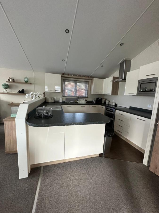 Lodge On The Lake At Lakeside Holiday Park チチェスター エクステリア 写真