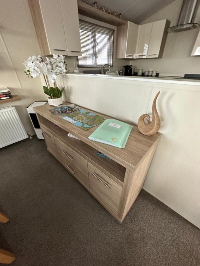 Lodge On The Lake At Lakeside Holiday Park チチェスター エクステリア 写真