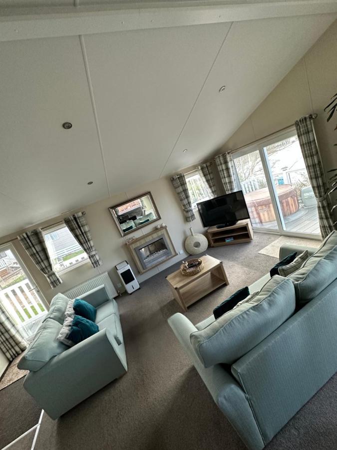 Lodge On The Lake At Lakeside Holiday Park チチェスター エクステリア 写真
