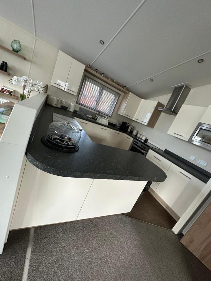 Lodge On The Lake At Lakeside Holiday Park チチェスター エクステリア 写真
