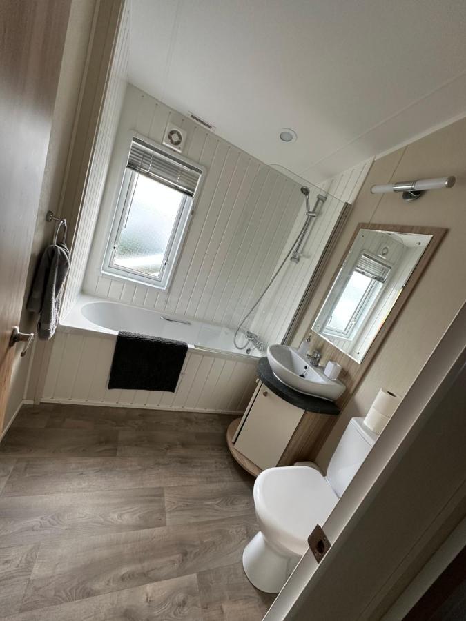 Lodge On The Lake At Lakeside Holiday Park チチェスター エクステリア 写真