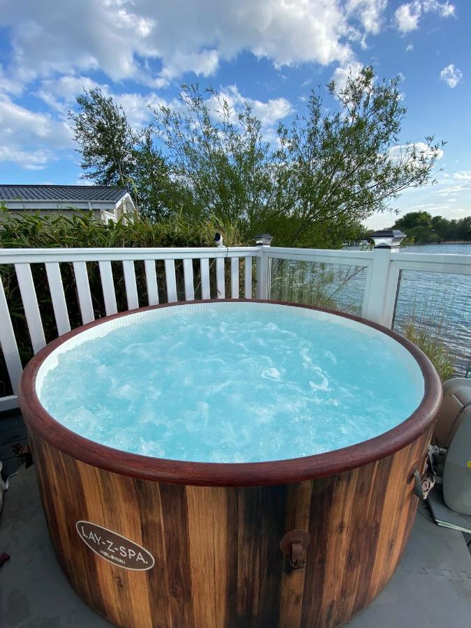 Lodge On The Lake At Lakeside Holiday Park チチェスター エクステリア 写真